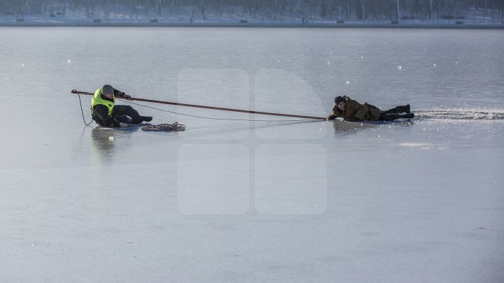 PANICĂ la Valea Morilor! Un pescar a căzut sub gheață. Salvatorii au intervenit în forță (FOTOREPORT)