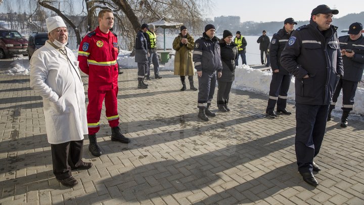 PANICĂ la Valea Morilor! Un pescar a căzut sub gheață. Salvatorii au intervenit în forță (FOTOREPORT)