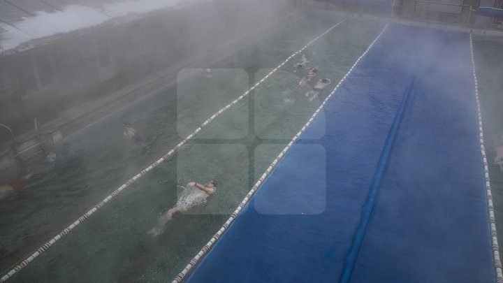 BAIE ÎN PISCINĂ, AFARĂ LA -10 GRADE. Iubitorii de înot petrec ore în şir în bazinele din Chişinău (FOTOREPORT)