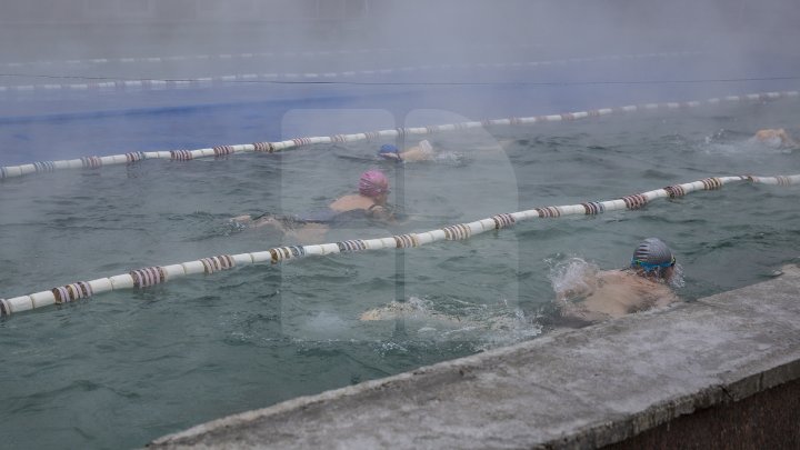 BAIE ÎN PISCINĂ, AFARĂ LA -10 GRADE. Iubitorii de înot petrec ore în şir în bazinele din Chişinău (FOTOREPORT)