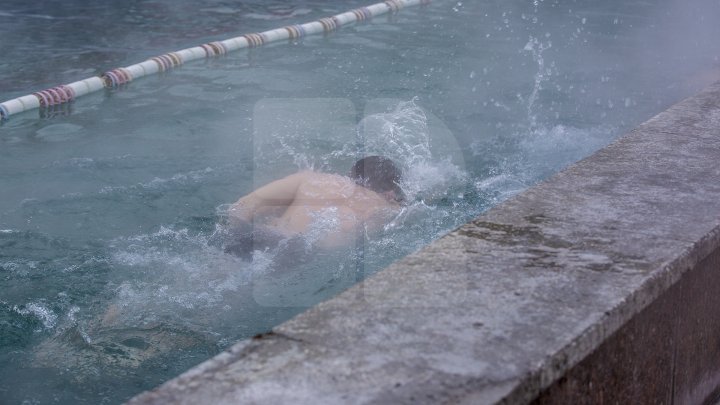 BAIE ÎN PISCINĂ, AFARĂ LA -10 GRADE. Iubitorii de înot petrec ore în şir în bazinele din Chişinău (FOTOREPORT)