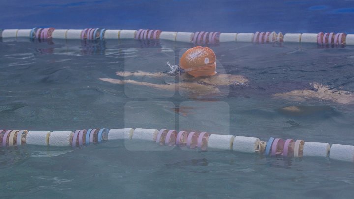 BAIE ÎN PISCINĂ, AFARĂ LA -10 GRADE. Iubitorii de înot petrec ore în şir în bazinele din Chişinău (FOTOREPORT)