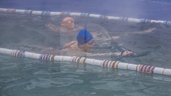 BAIE ÎN PISCINĂ, AFARĂ LA -10 GRADE. Iubitorii de înot petrec ore în şir în bazinele din Chişinău (FOTOREPORT)