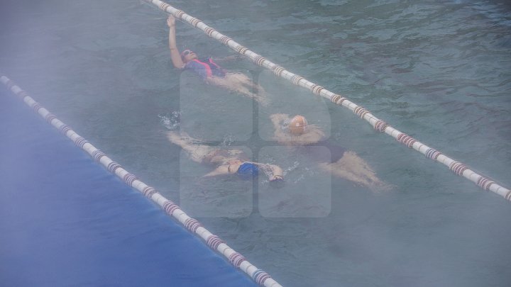 BAIE ÎN PISCINĂ, AFARĂ LA -10 GRADE. Iubitorii de înot petrec ore în şir în bazinele din Chişinău (FOTOREPORT)