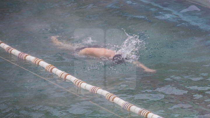 BAIE ÎN PISCINĂ, AFARĂ LA -10 GRADE. Iubitorii de înot petrec ore în şir în bazinele din Chişinău (FOTOREPORT)