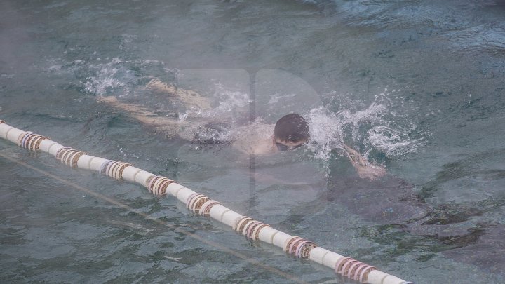 BAIE ÎN PISCINĂ, AFARĂ LA -10 GRADE. Iubitorii de înot petrec ore în şir în bazinele din Chişinău (FOTOREPORT)