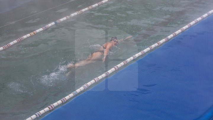 BAIE ÎN PISCINĂ, AFARĂ LA -10 GRADE. Iubitorii de înot petrec ore în şir în bazinele din Chişinău (FOTOREPORT)