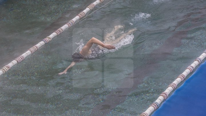 BAIE ÎN PISCINĂ, AFARĂ LA -10 GRADE. Iubitorii de înot petrec ore în şir în bazinele din Chişinău (FOTOREPORT)