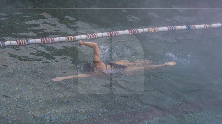 BAIE ÎN PISCINĂ, AFARĂ LA -10 GRADE. Iubitorii de înot petrec ore în şir în bazinele din Chişinău (FOTOREPORT)