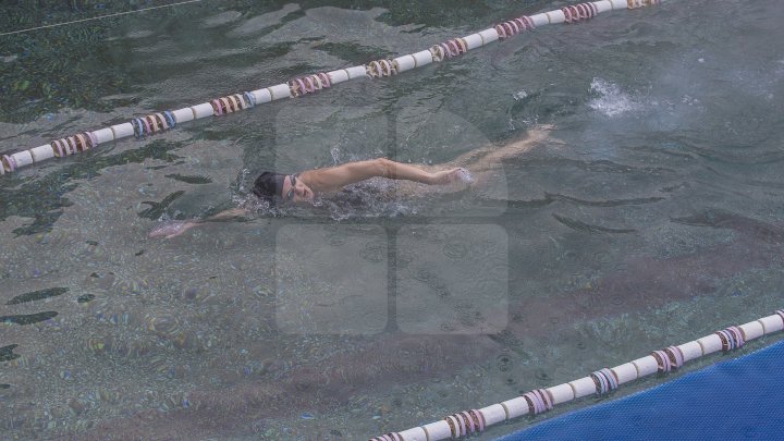 BAIE ÎN PISCINĂ, AFARĂ LA -10 GRADE. Iubitorii de înot petrec ore în şir în bazinele din Chişinău (FOTOREPORT)