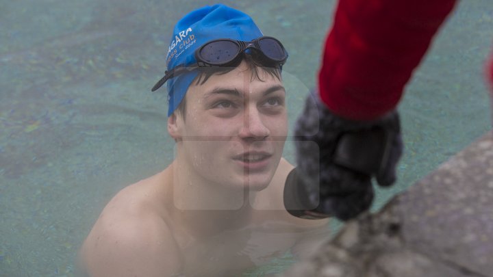 BAIE ÎN PISCINĂ, AFARĂ LA -10 GRADE. Iubitorii de înot petrec ore în şir în bazinele din Chişinău (FOTOREPORT)