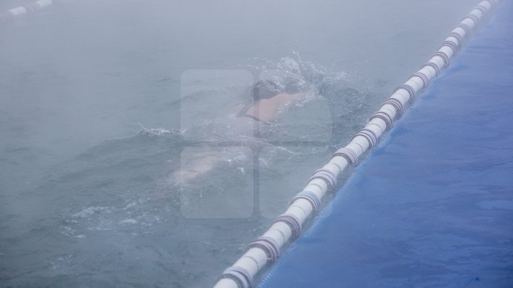 BAIE ÎN PISCINĂ, AFARĂ LA -10 GRADE. Iubitorii de înot petrec ore în şir în bazinele din Chişinău (FOTOREPORT)