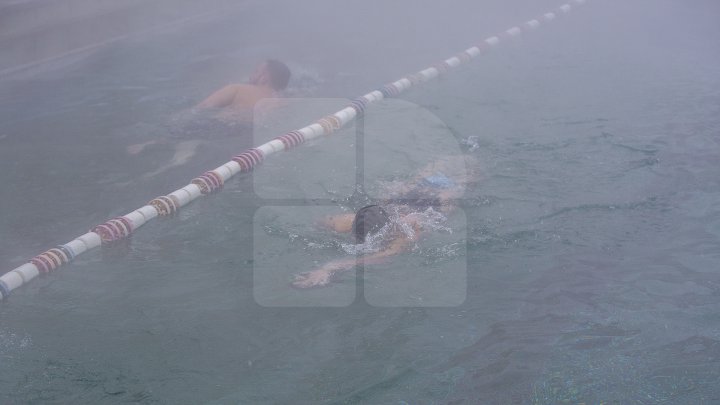 BAIE ÎN PISCINĂ, AFARĂ LA -10 GRADE. Iubitorii de înot petrec ore în şir în bazinele din Chişinău (FOTOREPORT)