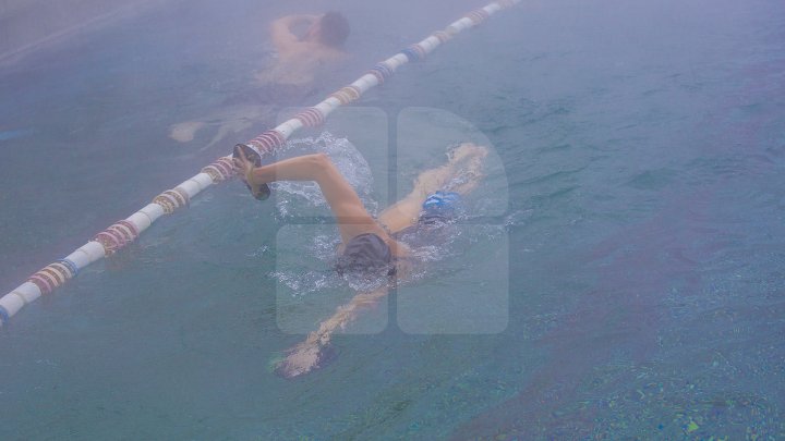 BAIE ÎN PISCINĂ, AFARĂ LA -10 GRADE. Iubitorii de înot petrec ore în şir în bazinele din Chişinău (FOTOREPORT)