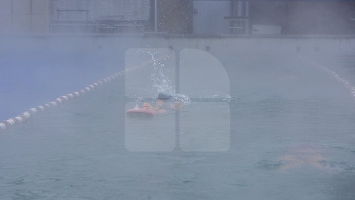 BAIE ÎN PISCINĂ, AFARĂ LA -10 GRADE. Iubitorii de înot petrec ore în şir în bazinele din Chişinău (FOTOREPORT)