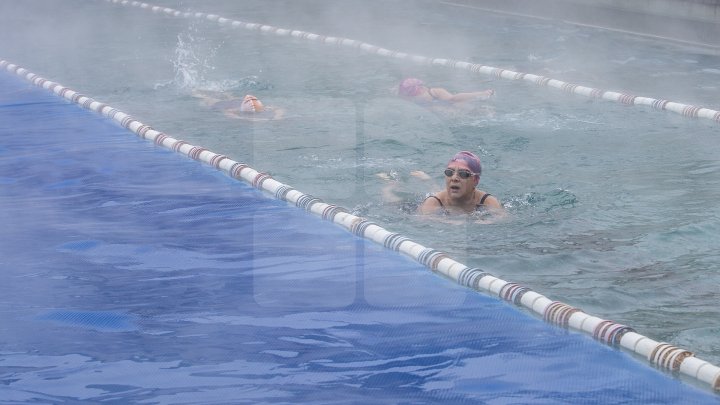 BAIE ÎN PISCINĂ, AFARĂ LA -10 GRADE. Iubitorii de înot petrec ore în şir în bazinele din Chişinău (FOTOREPORT)