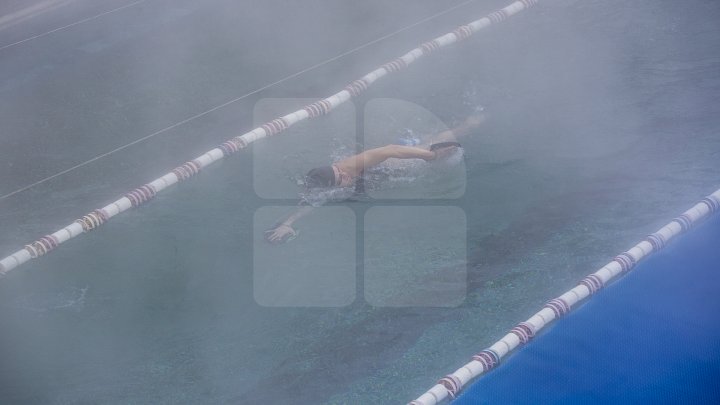 BAIE ÎN PISCINĂ, AFARĂ LA -10 GRADE. Iubitorii de înot petrec ore în şir în bazinele din Chişinău (FOTOREPORT)