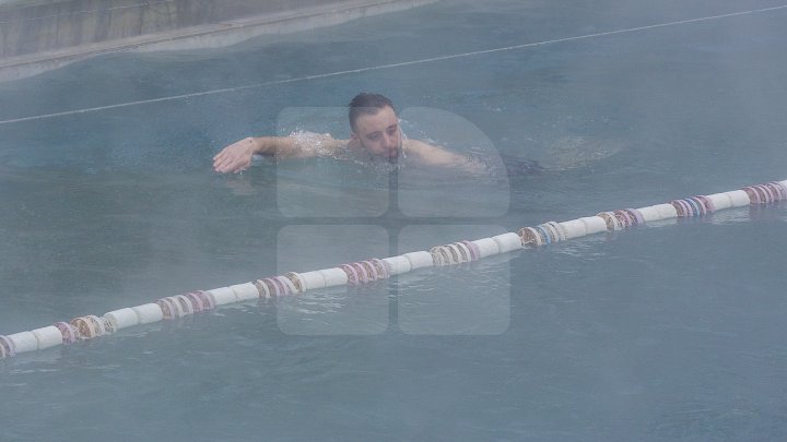 BAIE ÎN PISCINĂ, AFARĂ LA -10 GRADE. Iubitorii de înot petrec ore în şir în bazinele din Chişinău (FOTOREPORT)