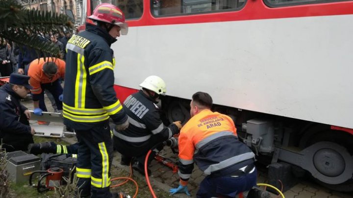 A fost la un pas să-şi piardă viaţa din cauza telefonului. O fetiţă de 12 ani, în stare gravă la spital