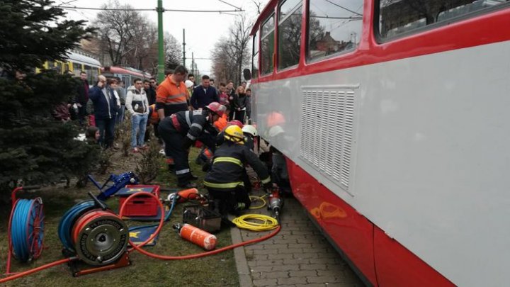 A fost la un pas să-şi piardă viaţa din cauza telefonului. O fetiţă de 12 ani, în stare gravă la spital