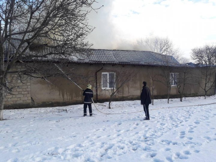 Incendiu în cantina şcolii din Cucuruzeni. Martorii au auzit o explozie puternică (FOTO)