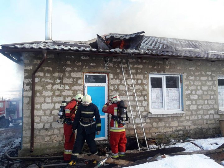 Incendiu în cantina şcolii din Cucuruzeni. Martorii au auzit o explozie puternică (FOTO)