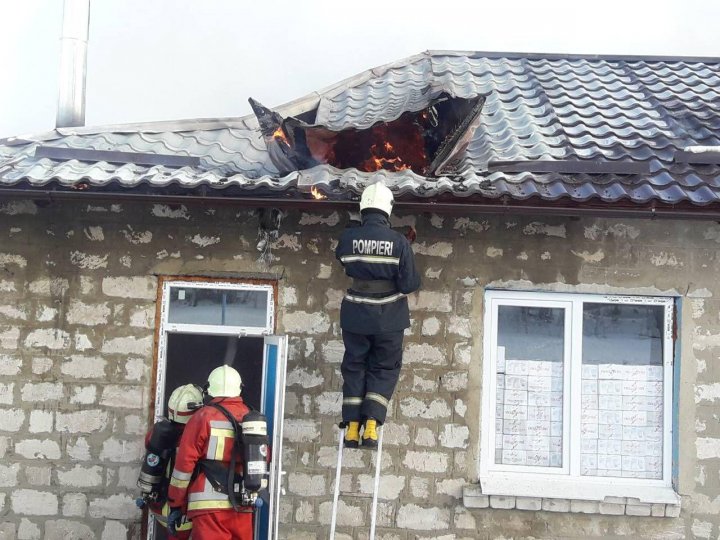 Incendiu în cantina şcolii din Cucuruzeni. Martorii au auzit o explozie puternică (FOTO)