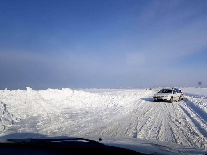Drumul pe care nu-l deszăpezeşte nimeni, niciodată. Zăpada bătătorită și înghețată dispare doar primăvara (FOTO)