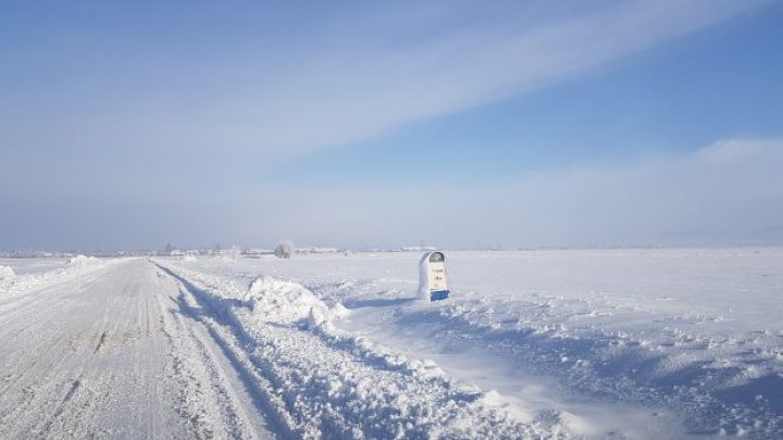 Drumul pe care nu-l deszăpezeşte nimeni, niciodată. Zăpada bătătorită și înghețată dispare doar primăvara (FOTO)