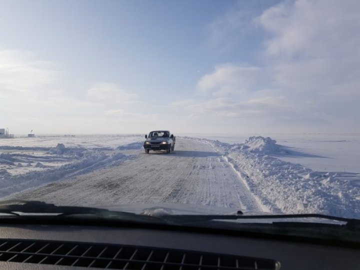 Drumul pe care nu-l deszăpezeşte nimeni, niciodată. Zăpada bătătorită și înghețată dispare doar primăvara (FOTO)