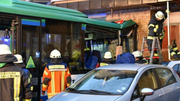 ACCIDENT GROAZNIC în Germania! 48 de oameni răniţi, după ce un autobuz şcolar s-a izbit de zid (FOTO)