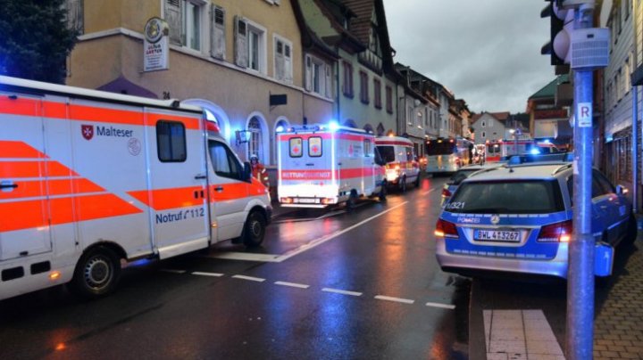 ACCIDENT GROAZNIC în Germania! 48 de oameni răniţi, după ce un autobuz şcolar s-a izbit de zid (FOTO)