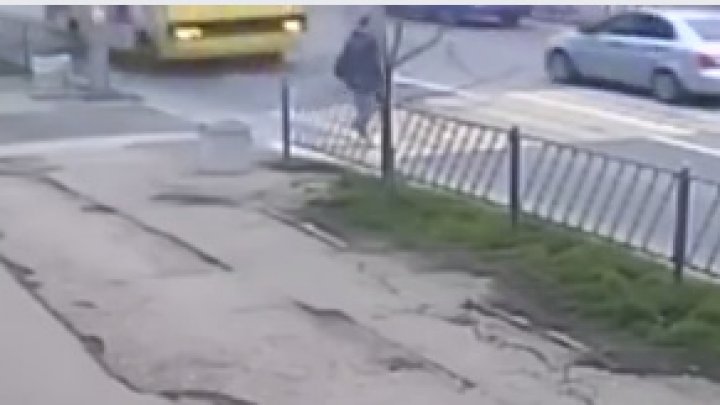 IMAGINI DE GROAZĂ! Un bărbat, lovit VIOLENT pe o trecere de pietoni de un autobuz (VIDEO)