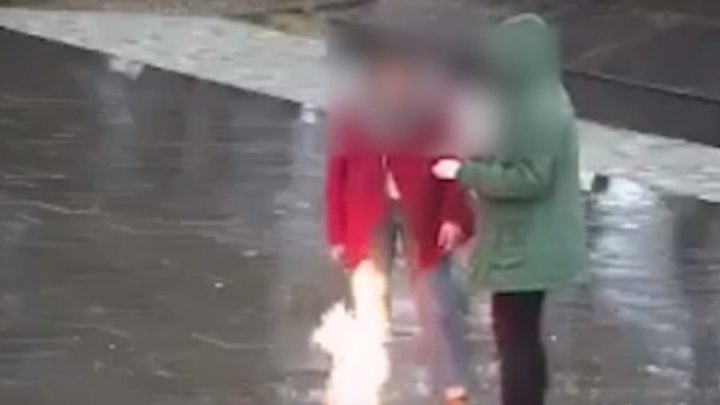 Ură față de veterani! Două eleve au scuipat într-o flacără veșnică din Krasnodar (VIDEO)