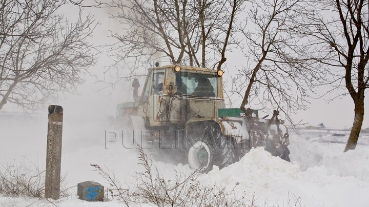 Iarna s-a dezlănţuit în Moldova. Sute de salvatori au intervenit la deblocarea maşinilor din nămeți. Ce se întâmplă în ţară (VIDEO/FOTO)