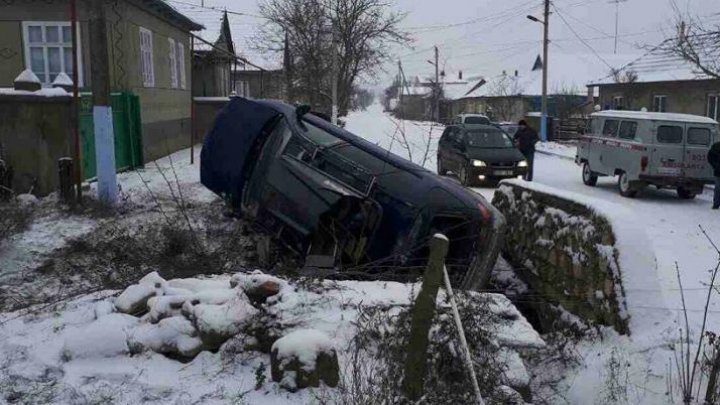 SITUAŢIE CRITICĂ în Capitală. Un centimetru de zăpadă a provocat 45 de accidente de circulaţie (FOTO)