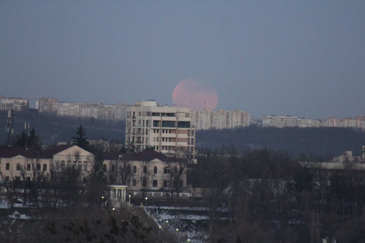 IMAGINI SPECTACULOASE cu Super Luna albastră sângerie, surprinse pe cerul de la Chişinău (GALERIE FOTO)