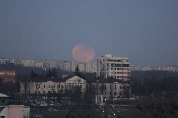 IMAGINI SPECTACULOASE cu Super Luna albastră sângerie, surprinse pe cerul de la Chişinău (GALERIE FOTO)