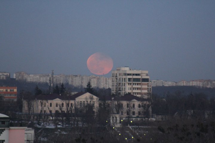 IMAGINI SPECTACULOASE cu Super Luna albastră sângerie, surprinse pe cerul de la Chişinău (GALERIE FOTO)