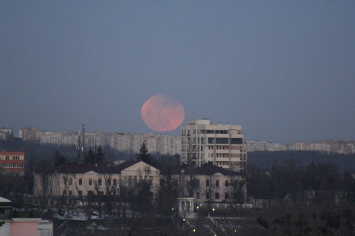 IMAGINI SPECTACULOASE cu Super Luna albastră sângerie, surprinse pe cerul de la Chişinău (GALERIE FOTO)