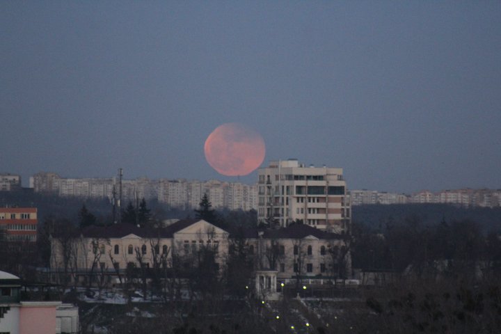 IMAGINI SPECTACULOASE cu Super Luna albastră sângerie, surprinse pe cerul de la Chişinău (GALERIE FOTO)