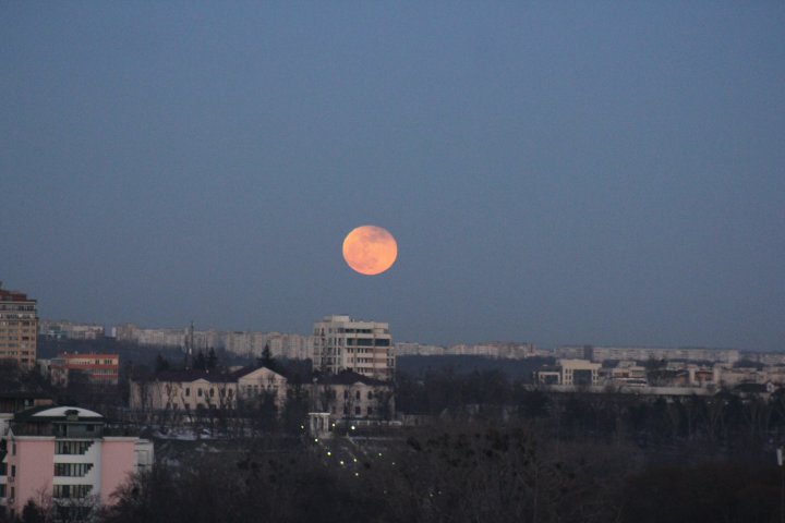 IMAGINI SPECTACULOASE cu Super Luna albastră sângerie, surprinse pe cerul de la Chişinău (GALERIE FOTO)