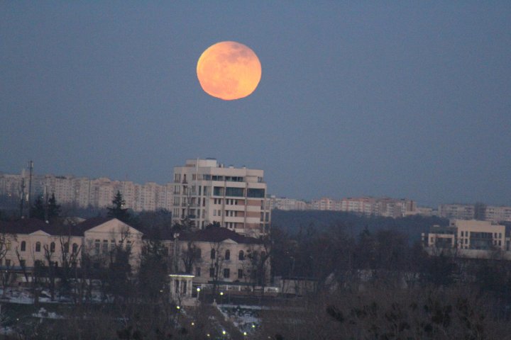 IMAGINI SPECTACULOASE cu Super Luna albastră sângerie, surprinse pe cerul de la Chişinău (GALERIE FOTO)