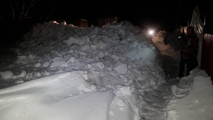 Poliţia la datorie! Mai mulţi angajaţi au deszăpezit intrarea într-o gospodărie din raionul Sângerei (FOTO)