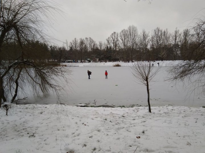 Pericol în parcul Valea Trandafirilor. Câţiva copii s-au aventurat pe gheaţa subţire a lacului (FOTO)