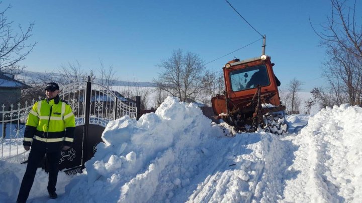 Poliţia la datorie! Mai mulţi angajaţi au deszăpezit intrarea într-o gospodărie din raionul Sângerei (FOTO)