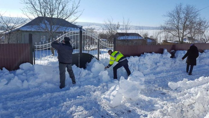 Poliţia la datorie! Mai mulţi angajaţi au deszăpezit intrarea într-o gospodărie din raionul Sângerei (FOTO)