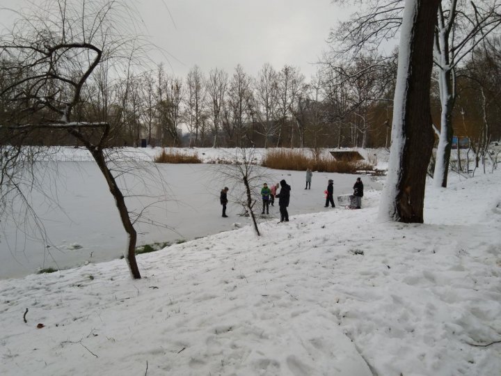 Pericol în parcul Valea Trandafirilor. Câţiva copii s-au aventurat pe gheaţa subţire a lacului (FOTO)