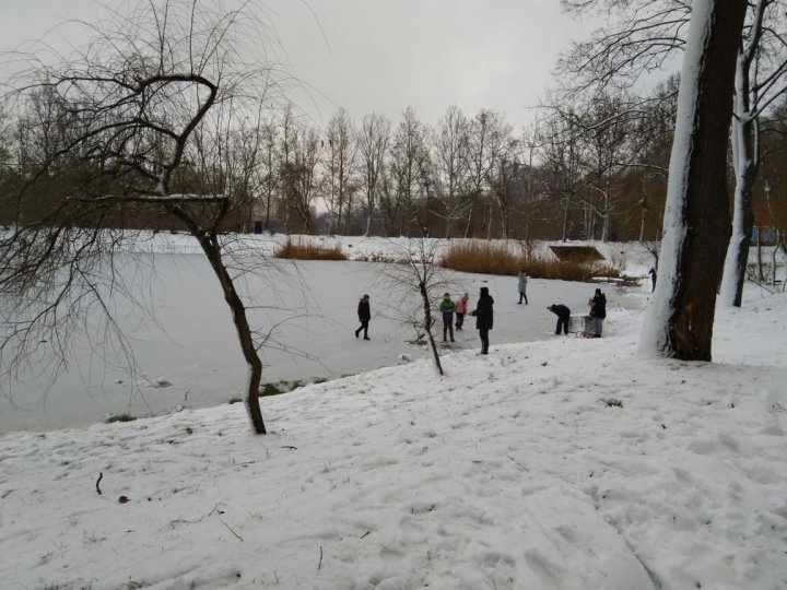 Pericol în parcul Valea Trandafirilor. Câţiva copii s-au aventurat pe gheaţa subţire a lacului (FOTO)