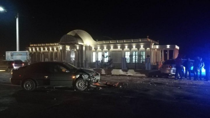 ÎNCĂ UN ACCIDENT PE ŞOSEAUA CHIŞINĂU - ANENII NOI. Două maşini s-au lovit violent (FOTO)